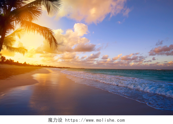 热带海滩上美丽的日出艺术的热带海滩美丽的日出